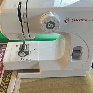 m1000 singer beginners sewing machine
this is new with no box.